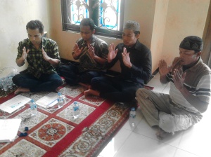 murid-murid sedang meditasi
